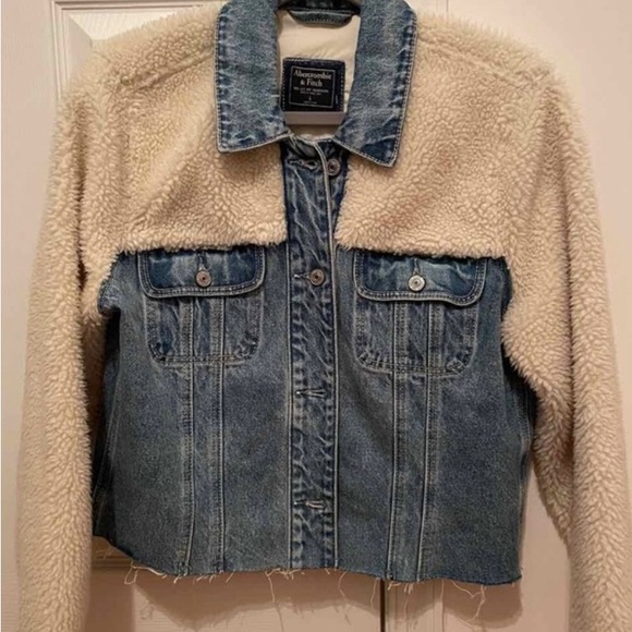 Abercrombie & Fitch Sherpa Denim Jacket! ✨ - Picture 4 of 4